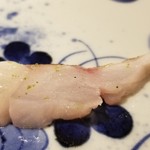 馳走 啐啄一十  - (09)炙り赤鯥(静岡県駿河湾産、サスエ前田魚店、3日寝かせ)
      産卵期は初夏～初秋、旬は晩秋～晩冬。
      皮付きの赤鯥を炙り、火の通った皮下とレアな部分まで美味しさのグラデーションが楽しめる一品。