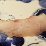 馳走 啐啄一十  - (10)炙り赤鯥(山形県庄内産、3日寝かせ)
      再び産地を変えて登場。
      日本海北部は旨みより脂のりの強さに特徴があり、お造りでもこってり。
      個人的にはお造りよりも炭火焼きに向いていると思う。