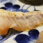 馳走 啐啄一十  - (12)真鯛(愛媛県来島海峡産、2日寝かせ)のヅケ
      産卵期は春～初夏、旬は秋～晩冬
      来島海峡の真鯛は地海老や小蟹を食べており旨みが深い。
      それはヅケになっても明確です。
      因みにこれは初めて頂きました。