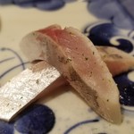 馳走 啐啄一十  - (14)真鯵(静岡県駿河湾産、サスエ前田魚店、4日寝かせ)、表面を酢〆
      産卵期は春～夏、旬は秋～冬
      サイズは中型で脂のりは軽めだが寝かせにより旨みを引き出してあります
      酢で軽く〆てあり爽やかな後味