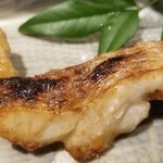 馳走 啐啄一十  - (16)炭火焼き赤鯥(静岡県駿河湾産、サスエ前田魚店)(手前)
      駿河湾の赤鯥は脂のりよりも桜蝦をしっかりと食べ旨みが凝縮した魚体が多く、焼いてもその特徴が明らかです。