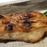 馳走 啐啄一十  - (17)炭火焼き赤鯥(山形県庄内産)
      旬の脂のりは日本海>大平洋>東シナ海の順。
      皮目から芳ばしさが薫り、加熱により脂が活性化し芳醇な旨みがより強くなります。