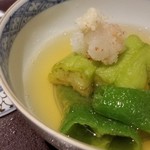 馳走 啐啄一十  - (18)炭火焼き白茄子、万願寺唐辛子の揚げ浸し、ヨモギの生麩、真昆布&いりこ、鰹節、鯖節、あご節の出汁のお椀
      雨の日は真昆布の旨みがいつもより強いので澄んだ味わいを楽しむために野菜のみの食材がベスト。