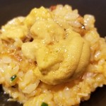 馳走 啐啄一十  - (20)夏トリュフご飯(卵入り)、毛蟹入り、塩水北紫雲丹載せ、唐墨掛け
      最後に卵の黄身を混ぜ合わせ、さらに濃厚な味わいに。
      更に塩水北紫雲丹のコクが加わって美味しい♪ヽ(´▽｀)/