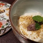 馳走 啐啄一十  - (21)白胡麻プリン、小豆餡載せ
      モチモチぶるぶるな食感と控えめな甘さ。
      な口溶け。
      こし餡も溶ける様な円やかさ。
      白胡麻の香りが宴の終演を彩ります。