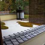 招福樓 - すっきりした白砂利とふっくら緑の苔が織り成す庭園