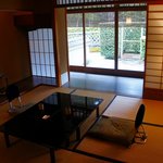 招福樓 - 灯の間、漆の机がピカピカで鏡のよう