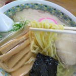 吉野屋食堂 - 麺アップ