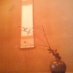 美山荘 - 猫柳と寒椿を添えた床の間