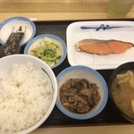 松屋 - 松屋の焼鮭定食450円選べる小鉢は牛皿を！