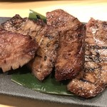 四季和処福なが - 超美味しい牛タンの網焼き4切れ。口の中でホロホロとほどけるように包丁が入れてありました。
柔らかで美味しかった