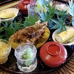 日向草 - 日向八寸
            ①ミントのお酢
            ②食用ほおずきとブルーベリーの白和え
            ③茄子のお寿司
            ④素麺瓜の真昆布&鰹節の出汁ジュレ掛け
            ⑤オクラのおかか揚げ
            ⑥キャベツが入った牛乳葛豆腐