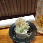 割烹居酒屋 やすまろ - 付き出し　冷奴　値段不明