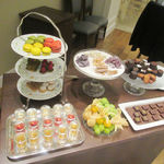 ソンブルイユ TOKYO - ワゴンで小菓子を好きなだけ