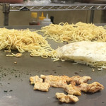 お好み焼き 大樹 - 鉄板で調理中