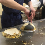 お好み焼き 大樹 - 玉子を割って仕上げ中