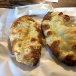 SPALA - 手作りチーズパン　浅野屋生地で作ったパンの甘味と、こんがり焼き上げられた4種のブレンドチーズの風味が合わさり、豊かな味わい！！付いてきたアイオリソースの酸味と塩味(えんみ)が絶妙☆☆☆　2019/03/23