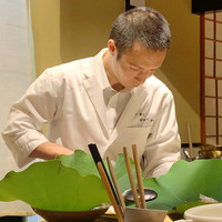御幸町 田がわ - 蓮の中にいる田川さん、お釈迦様の如く