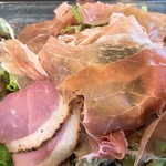 エヌイッシン - 生ハムのサラダ