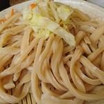 こむぎや - うどんのてっぺんにキャベツとニンジンの茹でたのがのってますね。