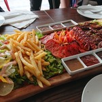 THE GRILL HOUSE - 1906_THE GRILL HOUSE Sentul_Beef Platter@400,000Rp(牛肉グリル盛合せ)_ビーフグリルステーキ、ハム盛合せ、ソーセージ、フライドポテト、サラダ