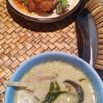 Sawadee Lemongrass Grill - （写真上）鶏の唐揚げ、（写真下）グリーンカレー