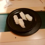 Umai Sushi Kan - お寿司がテーブルに着いたとこ。一度に2人前ぐらい盛られてきます。名前が分からなくて似てるネタは迷います。