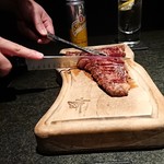 AB Steak Jakarta - 1906_AB Steak Jakarta_TOP SIRLOIN KIWAMI@645,000Rp(215,000Rp/100g)_目の前で焼いてカットしてくれます。