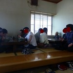 支那そば 熊文 - 家族連れ、年寄りも多い