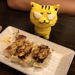 餃子専門店 餃子のギョ - にんにく餃子350円（税込）　※2個食べたけど