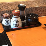 石臼挽き 手打ちそば いとう - カウンター　薬味