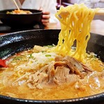 元祖じゃんがららぁめん - ちぢれ麺がスープを持ち上げますね