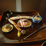 つる幸 - これまた渋い見事な大樋の皿に取り分けられた、焼加能蟹（ズワイガニ）と美しくまとめられたメスの香箱蟹（酢のもの）、アン肝のとんぶり乗せ、加賀野菜、松の葉と梅の正月ディスプレイ