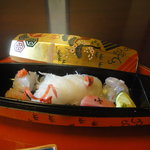 つる幸 - 中は、ふぐ、鰤、しらさ海老、甘海老、あかにし貝など、冬の北陸の海の幸オンパレード！