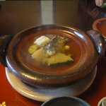 つる幸 - 年季の入った赤楽の鍋ですっぽんと鮑が出てきました。いつまでもグツグツと熱さが保たれていました。