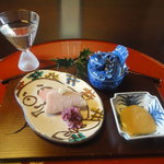 つる幸 - 鰤の腹身のルイベにはホースラディッシュが乗っているのが新鮮です