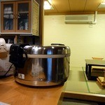 Atarashi - お店に入ると、正面にカウンター席があります。 カウンターの中が調理場となっています。