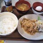 すき家 - 豚生姜焼き朝食 400円(税込)(2019年8月18日撮影)