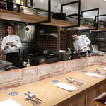 AU GAMIN DE TOKIO table - にこやかなお出迎え〜♬