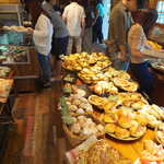 Pain Du Marche - 惣菜パンに菓子パン、さまざまなパンが並ぶ店内。一巡しただけでは決めきれない…