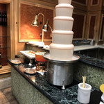 スプレンディード - ピーチカンタービレ４７００円。ピーチファウンテンとピザなど。全種食べてから、ショートケーキ、ティラミス、ムースを、たくさんいただきました。