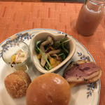 スプレンディード - ピーチカンタービレ４７００円。一皿目。ハンバーガーなどライトミール。ハンバーガーとライスコロッケは美味しかったです（╹◡╹）。同行者は、デザート全種制覇を諦めて、そちらをおかわりしていました（笑）