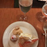 スプレンディード - ピーチカンタービレ４７００円。乾杯ノンアルコールスパーリングと気に入ったデザートたち。ショートケーキとムースは、何個食べたか思い出せません（╹◡╹）