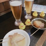 せんべろ酒場 卍屋 - せんべろセットのＡに。すると、お酒３杯と豚骨と鰹出汁だという美味しい串おでん２本を税込１０００円で楽しめます！１杯目だけはオリオンビール生グラスもＯＫ！おでん串は手羽先、豚もつ、大根に。