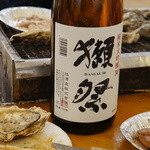 牡蠣ハウス マルハチ - 料理写真:ツマミは牡蠣、酒は獺祭。乾杯はヱビス、次はスパークリングワインで、最後が獺祭でした。