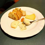 Areared Huvan - チーズの盛り合わせにはプチフランスパンが付きます(o^^o)
