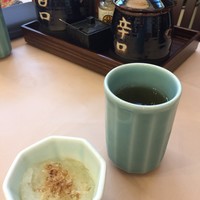 とんかつ まい泉 青山本店 - お茶とおろしが最初に出てきます