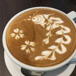 コネクトコーヒー - カフェラテ（今回のラテアートは金魚でした）