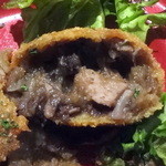 オー・ペシェ・グルマン - 鶏の赤ワイン煮ミニコロッケ（2ヶ）500円