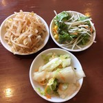 ラの壱 - すべて餃子タレの小皿です。